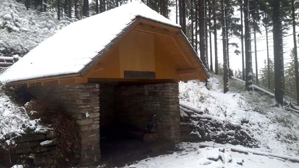 Adélin pramen, první bivak