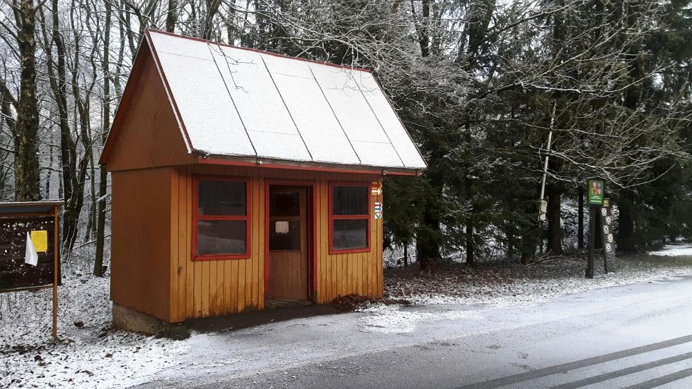 Druhý studený bivak, autobusová zastávka u pevnosti Hanička