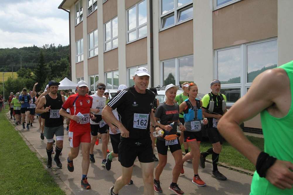 Start první etapy od školy v Lomnici