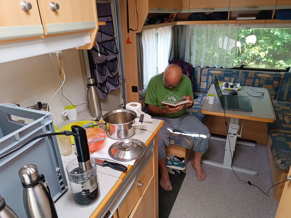 Ranní pohoda v karavanu, já vařím H2 vodu, Karel čte ;-)