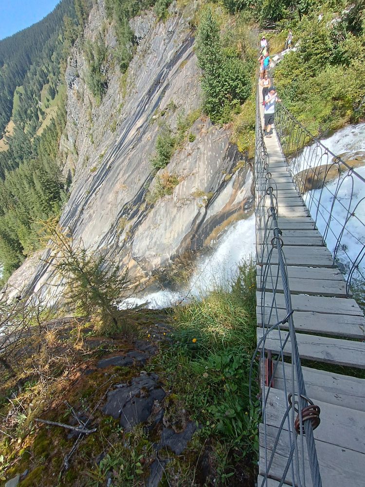 Lanový most přes ledovcovou řeku Lac de Bionnassay