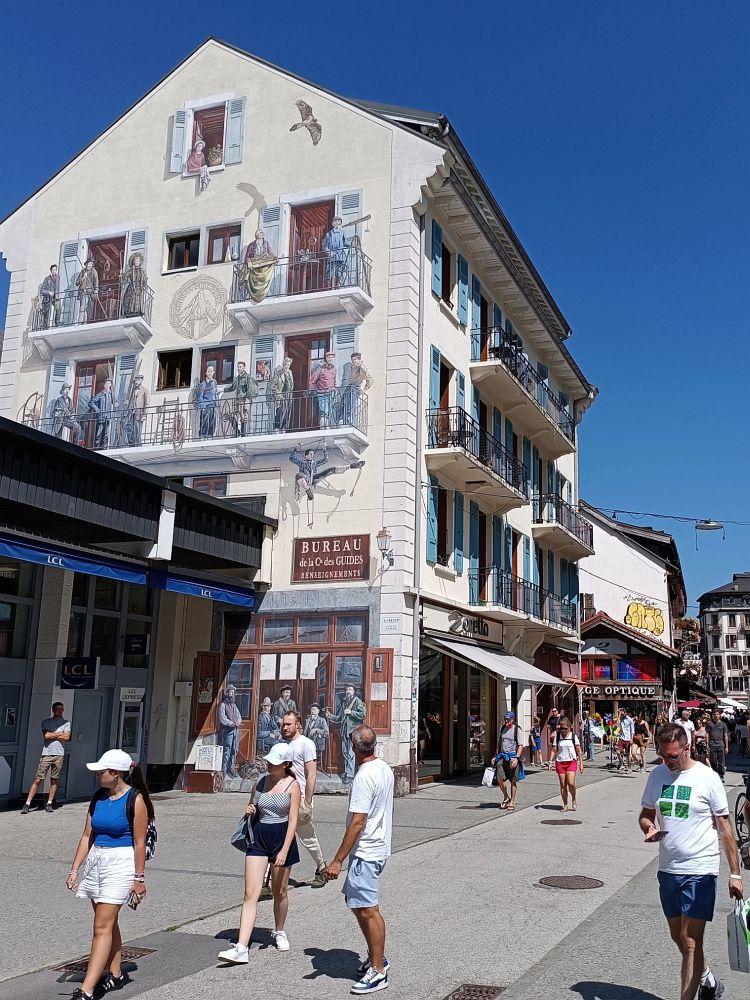 Chamonix, dům horských vůdcu a Gaston Rébuffat v žebříčcích pod balkónem