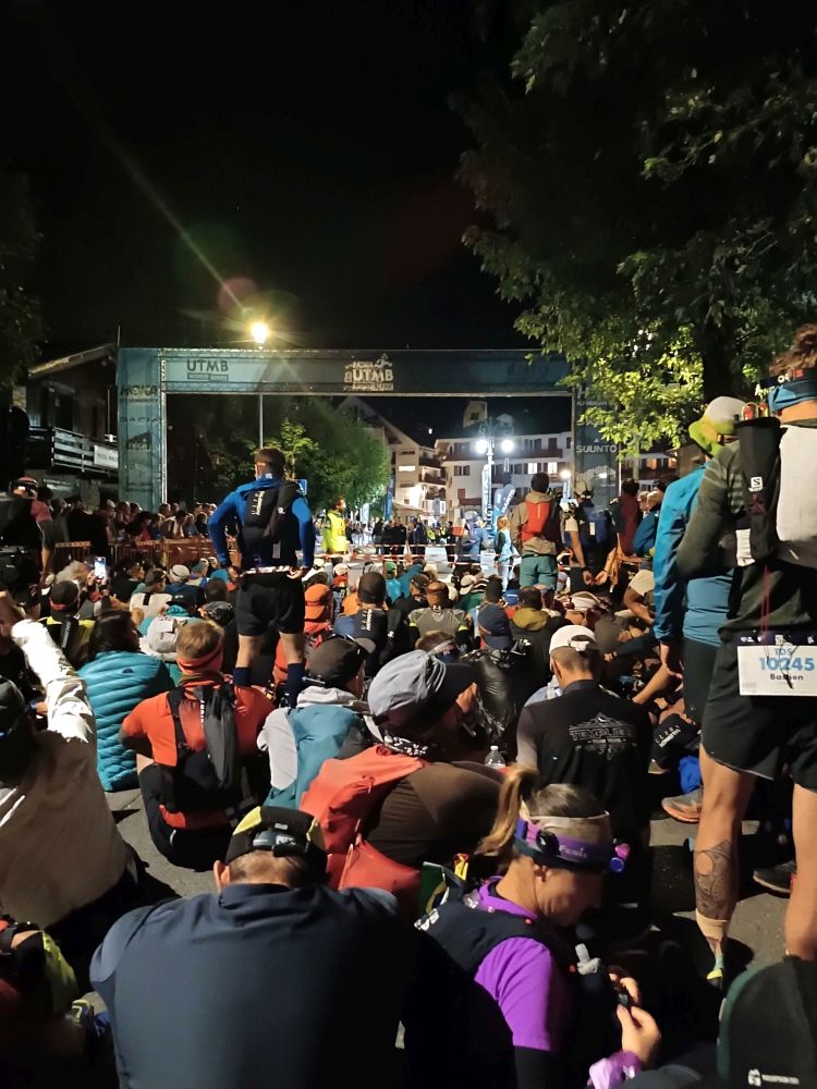 Posedáváme před startem už v koridoru