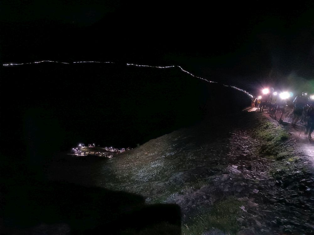 Světelný řetěz čelovek ve stoupání na Col de Chavannes 2592m mám letos za sebou