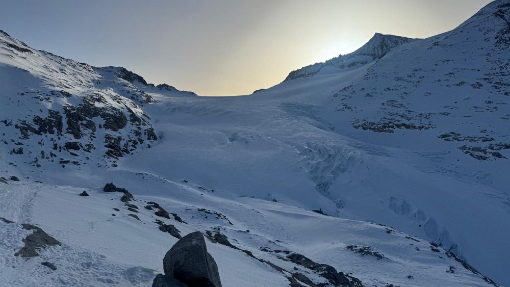 Cestou na vrchol zleva nad skalkama, dolu přímo ledovcem
