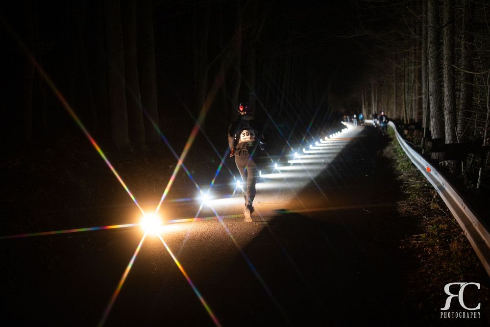 Nasvícena asfaltka před cílem