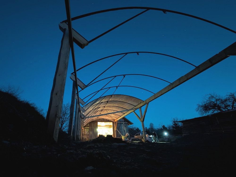 Pro dnes končíme, první plachta je na svém místě (fotil Frantis)