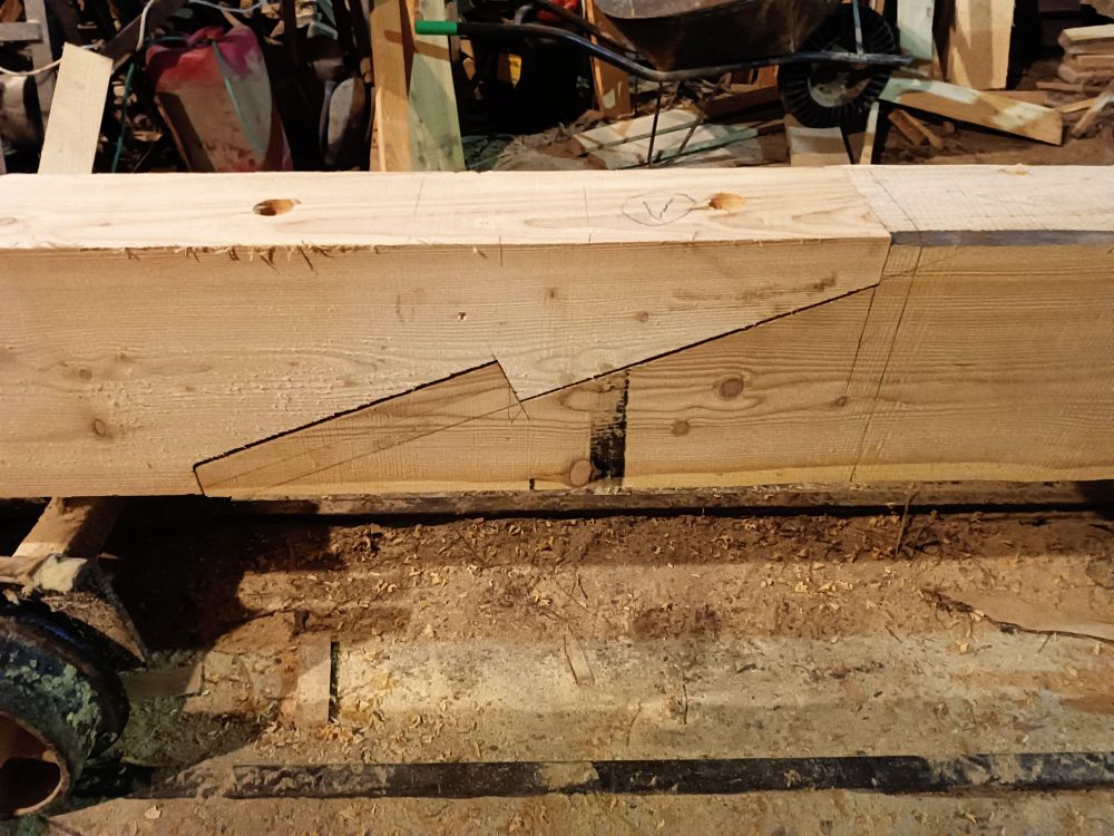 Sám dělat tento spoj na dvou 9m trámech nebylo jednoduché