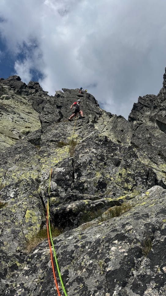 Krásne lezení v pevné skále